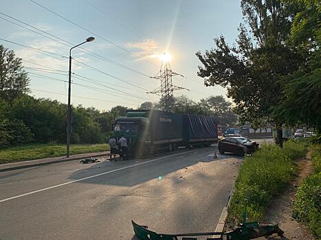 Есть пострадавший: в Ростове легковушка влетела в фуру