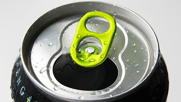 Диетолог рассказала о последствиях от выпитого в жару энергетика