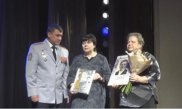 Саратовские полицейские вернули медальон родственникам погибшего красноармейца