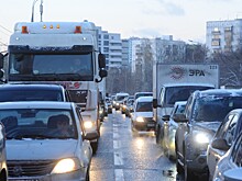 Автоэксперт напомнил о правилах вождения при первых морозах и в гололед