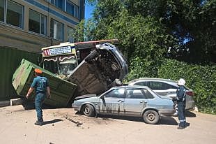 Женщина пострадала при столкновении автобуса с припаркованными машинами в Саратове