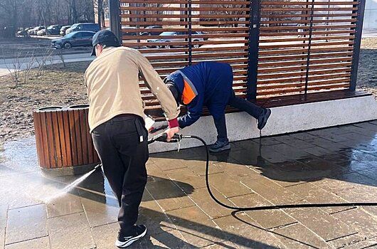 В Красноармейске специалисты городского хозяйства продолжают очищать улицы после зимнего сезона