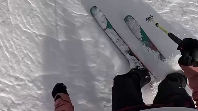 Спуск горнолыжницы на лавине попал на видео