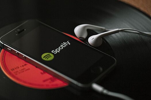 Шквал жалоб и маркировка подкастов: почему Spotify столкнулся с критикой музыкантов