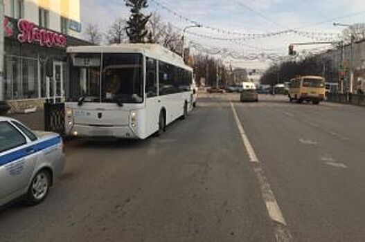 Пассажиры автобуса пострадали при попытке водителя уйти от столкновения в Уфе
