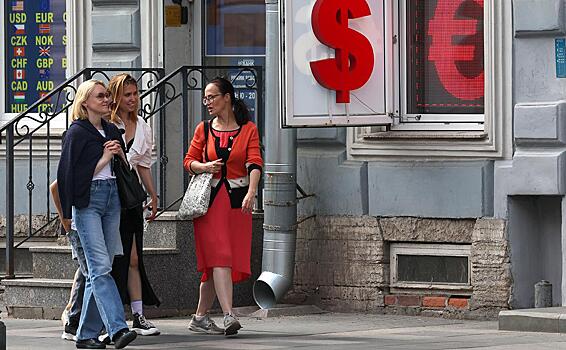 Экономист объяснил, как ослабление рубля повлияет на доходы россиян