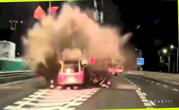 Легковушка неожиданно врезалась в огороженную территорию и прервала работы