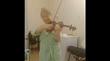 Астраханскую скрипачку после тура по Китаю на две недели закрыли в больнице