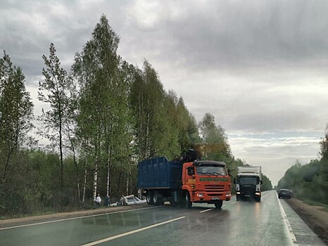 Под Конаково ВАЗ на мокрой дороге вылетел в кювет