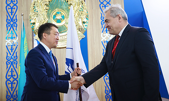 Казахстану передали Флаг Международной Менделеевской олимпиады школьников по химии