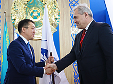 Казахстану передали Флаг Международной Менделеевской олимпиады школьников по химии