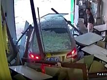 Неадекват на легковушке врезался в дерево и разнёс кафе