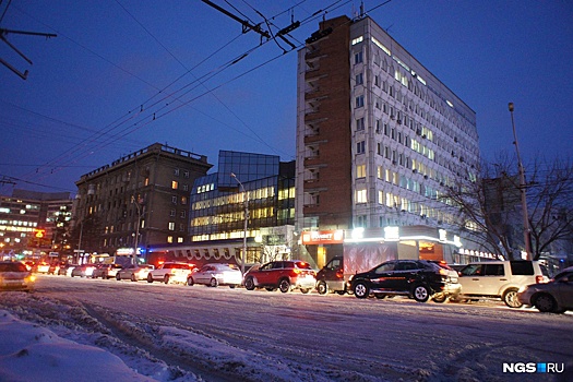 Едут, но стоят: новосибирские водители застряли в 10-балльных пробках