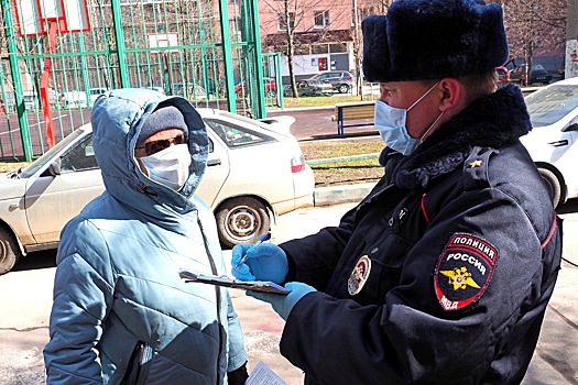Сотрудники полиции контролируют соблюдение режима самоизоляции