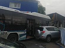 В Кировском районе Самары пассажирский автобус въехал в здание