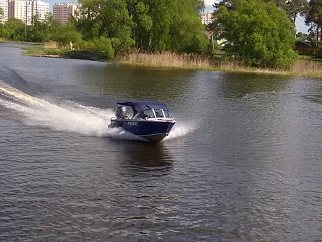 В городе Конаково лодка с пассажирами врезалась в мост и затонула: люди погибли
