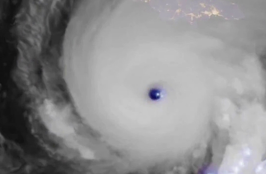 Ураган вынудил США увести корабли от берегов Венесуэлы