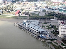 Набережную с аварийным участком у Речного вокзала в центре Омска огородят 3D-забором