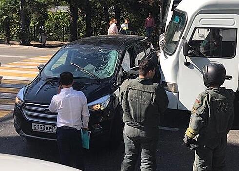 В Сочи пассажирский автобус протаранил кроссовер