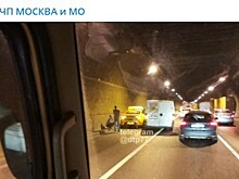 В Лефортовском тоннеле столкнулись грузовик и машина такси