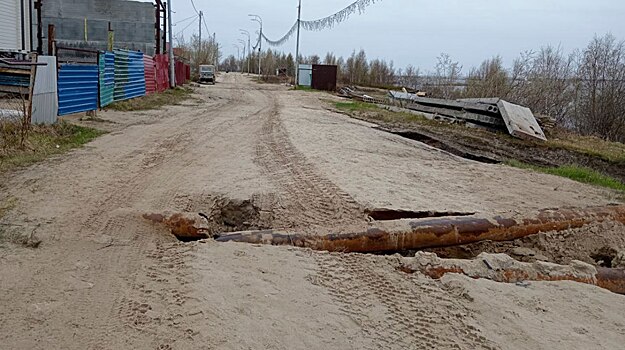Жители маленького села в Пуровском районе жалуются на размытую дорогу