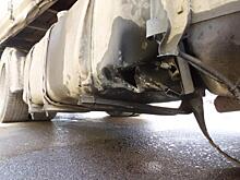 В Кирове грузовик пробил бензобак: спасатели смывали топливо с дороги