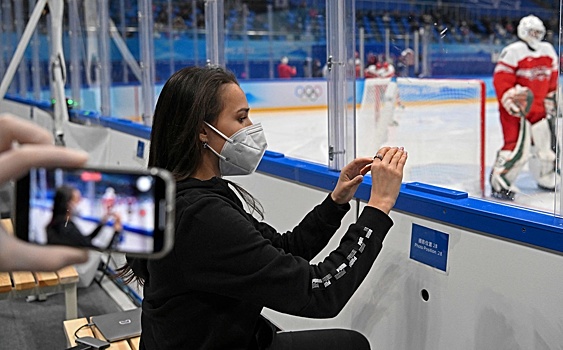 Приглядела жениха-спортсмена? Алину Загитову засняли на хоккейном матче ОИ-2022