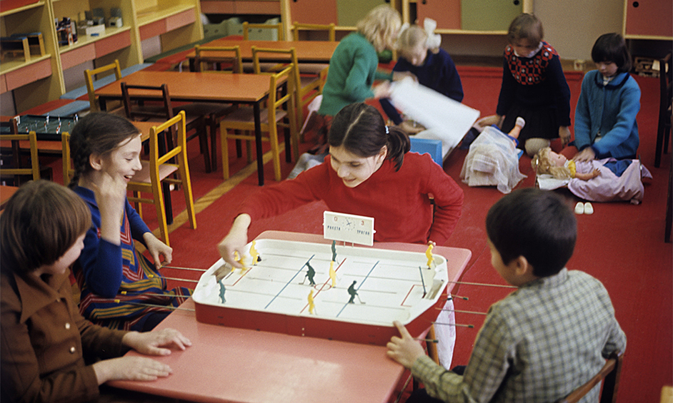 Настольный хоккей был одной из самых популярных игрушек у советских детей. Хоккеисты приводились в движение с помощью рычажков, с помощью которых соперники пытались затолкать шайбу в ворота. Игра была довольно шумной и вызывала неописуемый восторг у участников