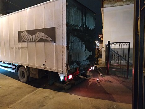 Иногородний грузовик снес ворота у лицея на улице Пискунова