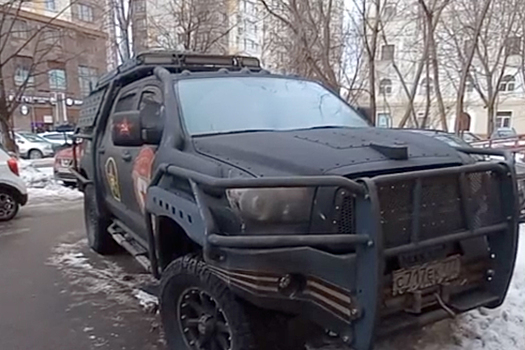 Москвичи обсудили автомобильное «чудище» в одном из дворов