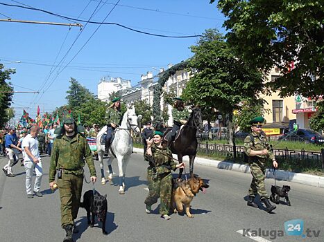 Пограничники прошли по Калуге в сопровождении бронетехники и собак