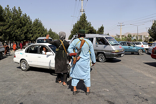 Боевики "Талибана" появились в прямом эфире телеканала с оружием за спиной у ведущего