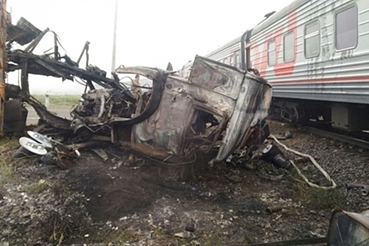 На Сахалине пассажирский поезд столкнулся с грузовиком