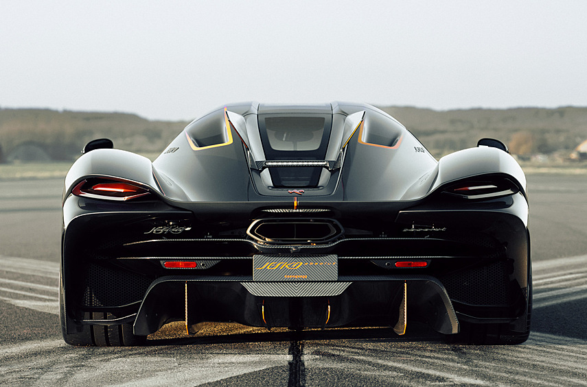 Одновременно модель побила ещё три рекорда: это разгон до четвёртой «сотни» за 18,82 секунды и до 250 миль в час за 19,2 секунды, а также набор 250 миль в час с последующим торможением за 28,27 секунды. 5,0-литровый V8 с парой компрессоров на простом бензине выдаёт 1280 лошадиных сил, с использованием биоэтанола — 1600.