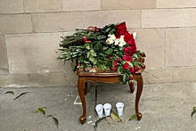 В Индии люди продолжают приносить цветы к посольству РФ в память о погибших в теракте