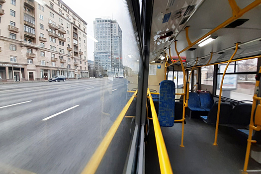 Женщина и ребенок пострадали  при падении в салоне автобуса на севере Москвы