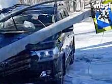 Внедорожник сбил пожилого мужчину и снес знак пешеходного перехода