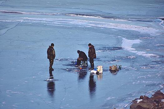 16 рыбаков сняли с оторвавшейся льдины в Приморье