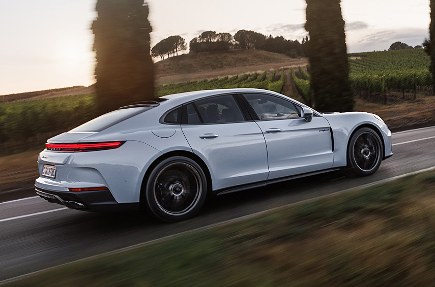 Для уменьшения подъёмной силы спереди добавили набор Carbon Aerokit (опция), а для увеличения прижима подвижный спойлер снабдили щитками Гёрни. Покрышки — созданные специально для Panamera Michelin Pilot Sport Cup 2.