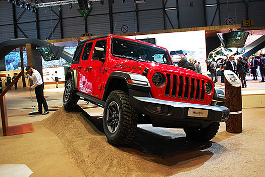 Посетитель обнаружил голую женщину на заднем сиденье автомобиля в автосалоне