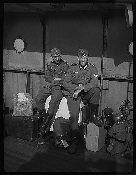 Обычно немецкие солдаты снимали свою повседневную жизнь и быт, а на нацистскую пропаганду работали профессиональные фотографы. На фото: немецкие солдаты с вещами на борту корабля. Норвегия, 1940 год