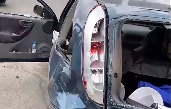Машину развернуло вокруг своей оси после столкновения с микроавтобусом в Новосибирске