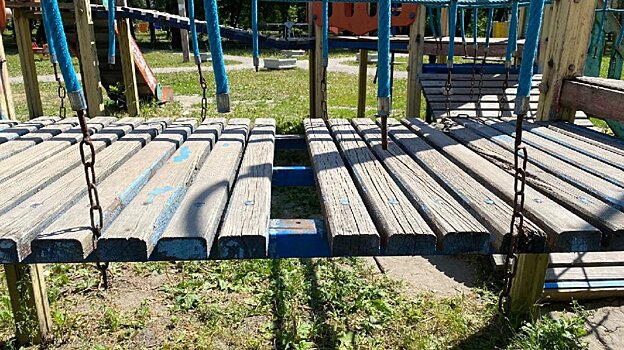 Детскую площадку на ул. Суворова проверили после жалоб родителей