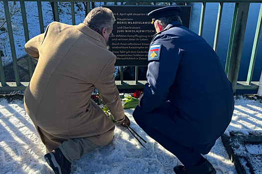 В Берлине на мосту над озером Штёссензее, в память о подвиге советских летчиков открыта новая мемориальная плита