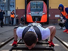 Российский силач установил мировой рекорд, сдвинув поезд весом 270 тонн