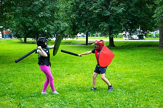 В ЮЗАО проходят бесплатные занятия по историческому фехтованию в одном из парков