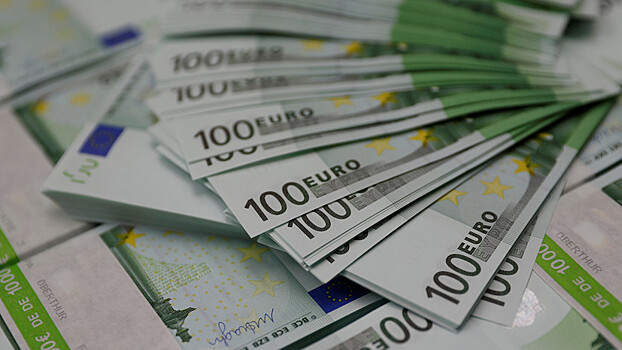 Курс евро впервые с начала марта опустился ниже 79 рублей