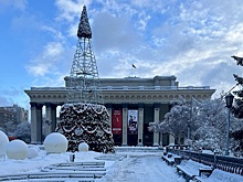 Главную елку Новосибирска оформляют в народном стиле