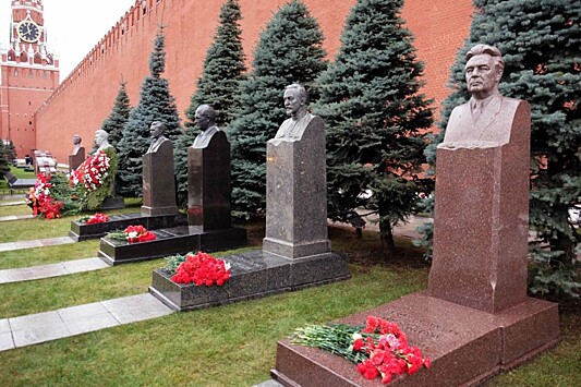 Кремлевская стена как колумбарий и кладбище
