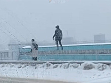 Новосибирец балансировал на Октябрьском мосту ради девушки